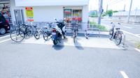 調剤薬局ツルハドラッグ牧の原店の駐輪場