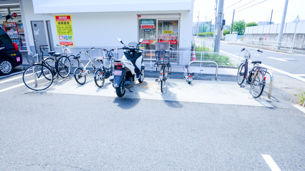 調剤薬局ツルハドラッグ牧の原店の駐輪場