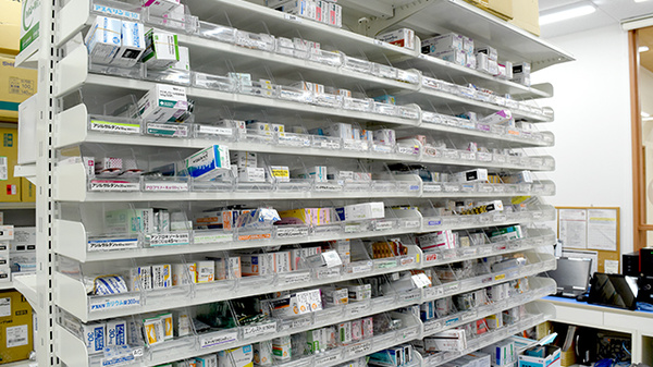 ツルハ薬局滝子店の薬棚