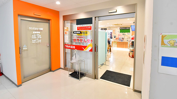 ツルハ薬局ラウンドスポット一社店の入口