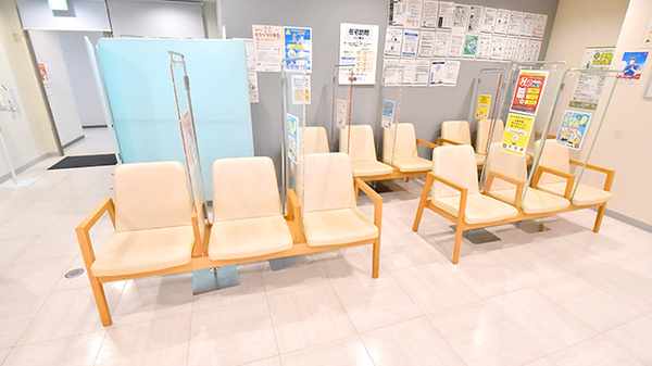 ツルハ薬局ラウンドスポット一社店の待合スペース