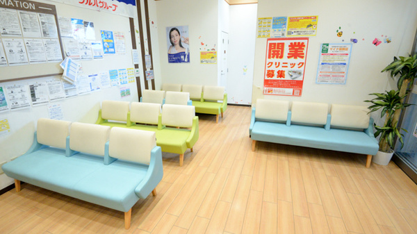 調剤薬局ツルハドラッグ鹿田清水店の待合スペース