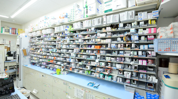 調剤薬局ツルハドラッグ鹿田清水店の薬棚