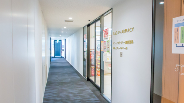 ビー・アンド・ディー調剤薬局　ささしまグローバルゲート店の入口