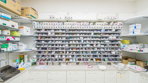 ビー・アンド・ディー調剤薬局　ささしまグローバルゲート店の薬棚