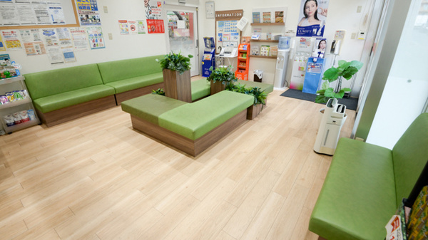 調剤薬局ツルハドラッグ塩釜口店の待合スペース