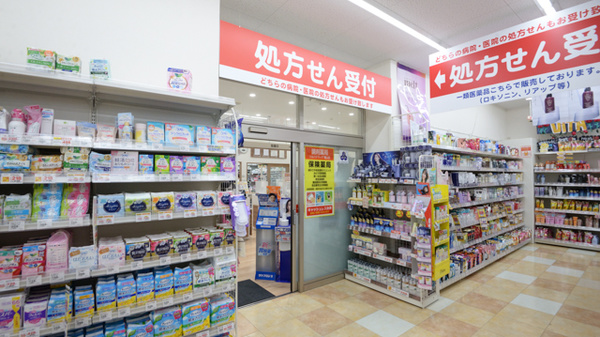 調剤薬局ツルハドラッグ篭山店の入口