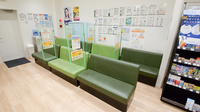 調剤薬局ツルハドラッグ篭山店の待合スペース