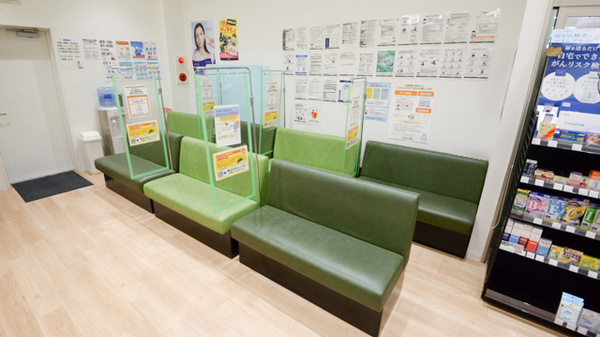 調剤薬局ツルハドラッグ篭山店の待合スペース