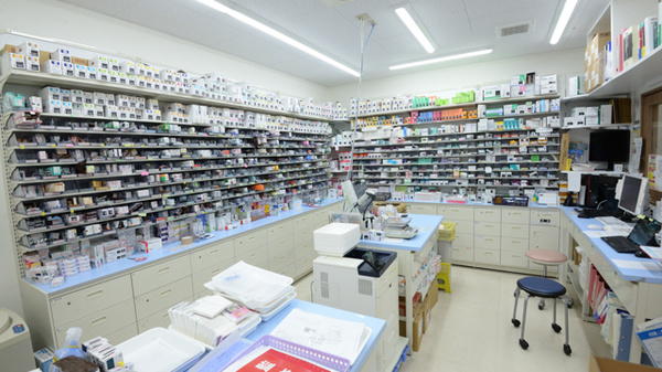 調剤薬局ツルハドラッグ篭山店の薬棚