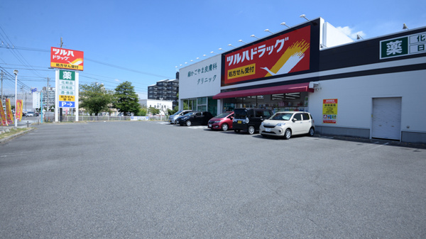 調剤薬局ツルハドラッグ篭山店の駐車場