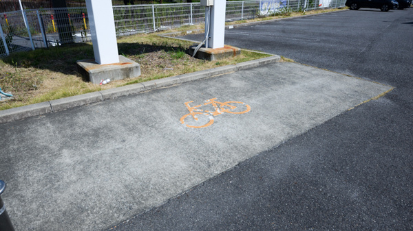 調剤薬局ツルハドラッグ篭山店の駐輪場