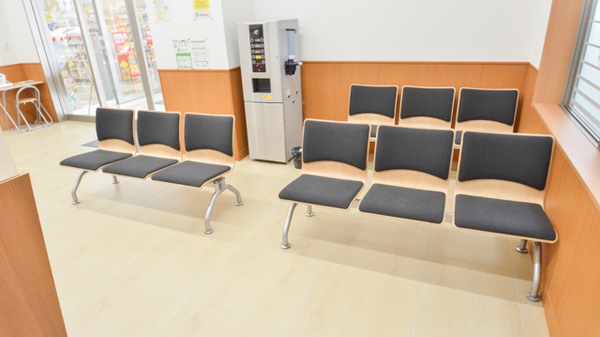 調剤薬局ツルハドラッグ旭川駅前店の待合スペース