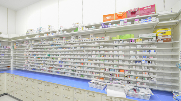 調剤薬局ツルハドラッグ旭川駅前店の薬棚