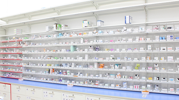 薬局くすりの福太郎フォレストモール印西牧の原店の薬棚