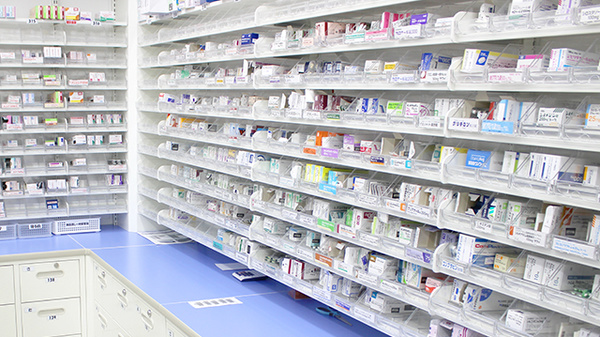調剤薬局ツルハドラッグ八戸江陽店の薬棚