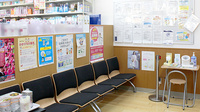 調剤薬局ツルハドラッグ弘前アルカディア店の待合スペース