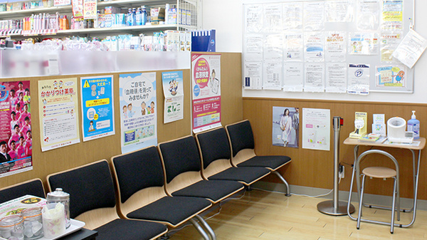 調剤薬局ツルハドラッグ弘前アルカディア店の待合スペース
