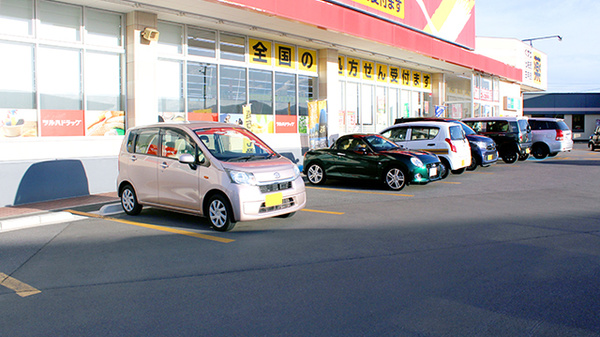 調剤薬局ツルハドラッグ弘前アルカディア店の駐車場