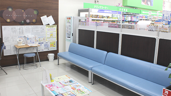 調剤薬局ツルハドラッグ十和田店の待合スペース