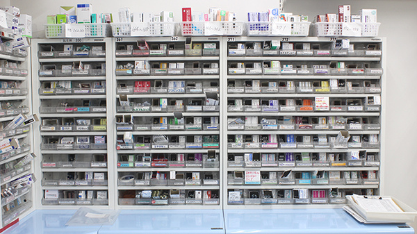 調剤薬局ツルハドラッグ十和田店の薬棚
