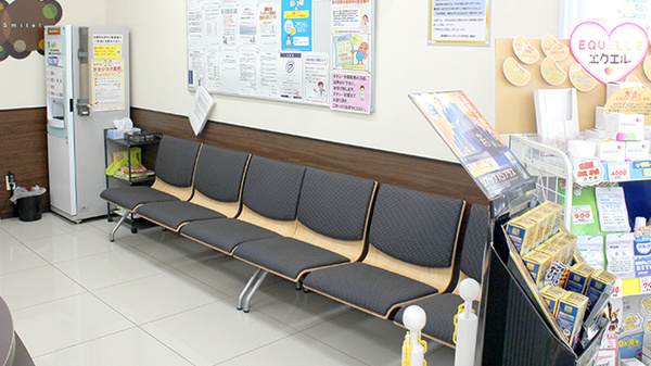 調剤薬局ツルハドラッグ八戸売市店の待合スペース