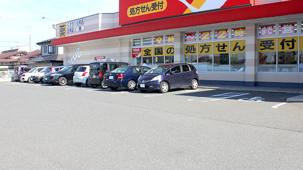 調剤薬局ツルハドラッグ八戸売市店の駐車場