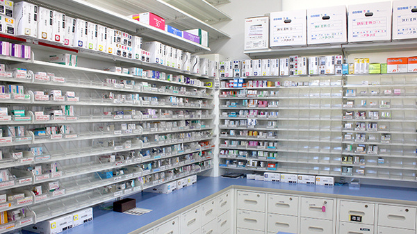 調剤薬局ツルハドラッグ八戸諏訪店の薬棚