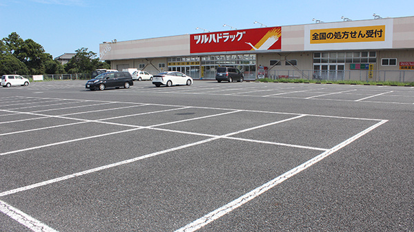 調剤薬局ツルハドラッグ本納店の駐車場
