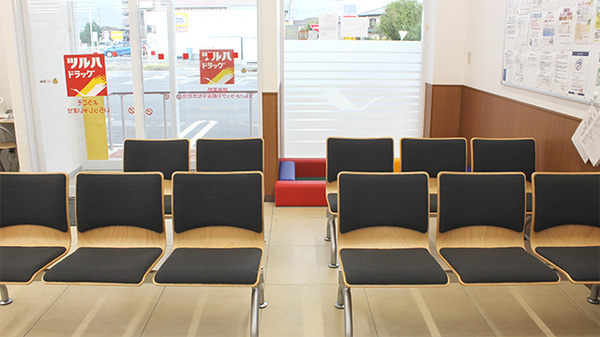 調剤薬局ツルハドラッグ宇都宮平松本町店の待合スペース