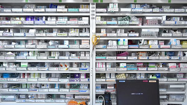 調剤薬局ツルハドラッグ善行駅前店の薬棚