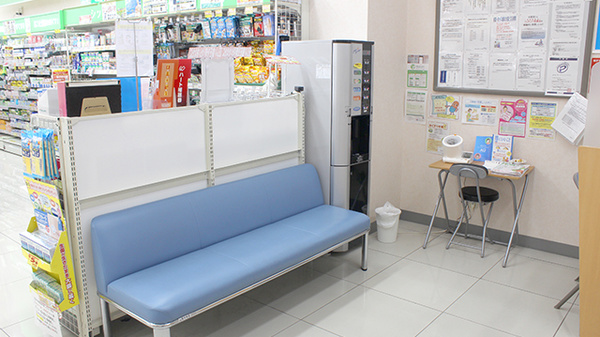 調剤薬局ツルハドラッグ山梨中央店の待合スペース