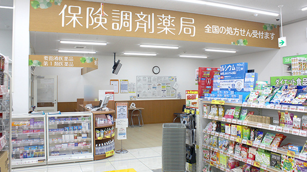 調剤薬局ツルハドラッグ韮崎本町店の入口