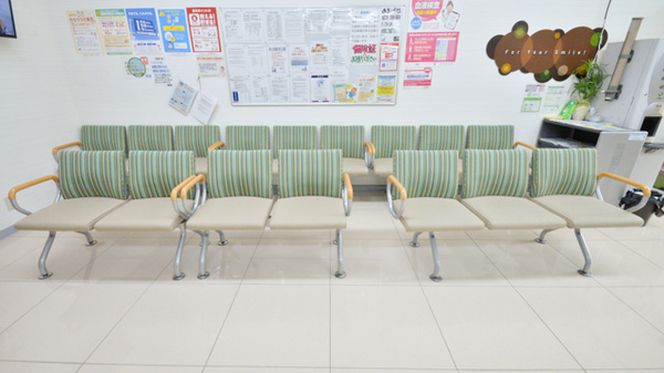 調剤薬局ツルハドラッグ湖南岩根店の待合スペース