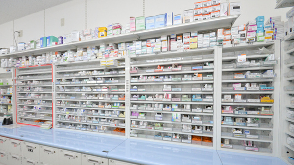 調剤薬局ツルハドラッグ湖南岩根店の薬棚