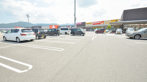 調剤薬局ツルハドラッグ湖南岩根店の駐車場