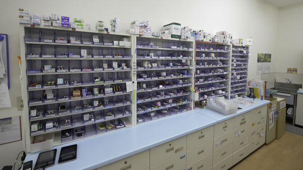調剤薬局ツルハドラッグ琴の浦店の薬棚