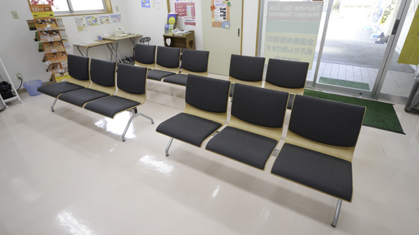 調剤薬局ツルハドラッグ温山荘前店の待合スペース
