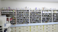 調剤薬局ツルハドラッグ温山荘前店の薬棚