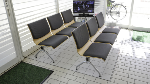 調剤薬局ツルハドラッグ海南駅前店の待合スペース