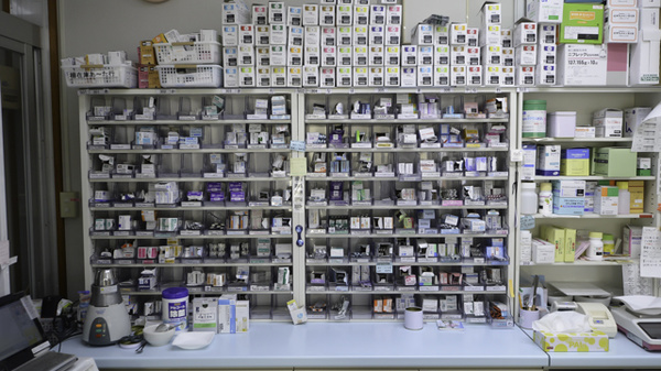 調剤薬局ツルハドラッグ海南駅前店の薬棚