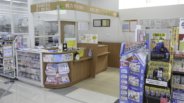 調剤薬局ツルハドラッグ紀三井寺店の入口