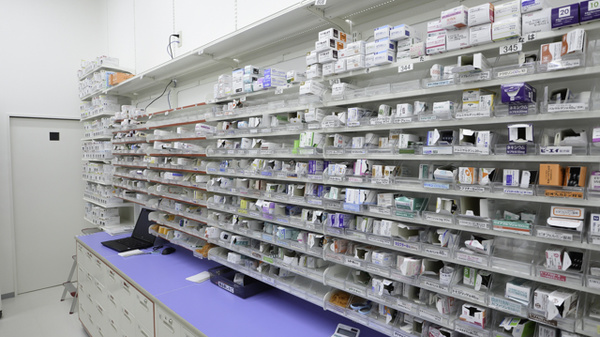 調剤薬局ツルハドラッグ紀三井寺店の薬棚