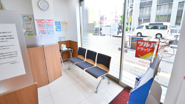 調剤薬局ツルハドラッグ蒲生四丁目駅前店の待合スペース
