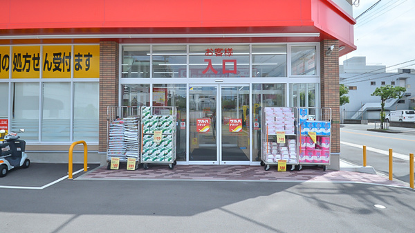 調剤薬局ツルハドラッグ生野田島店の入口