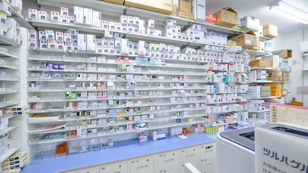 調剤薬局ツルハドラッグ南花屋敷店の薬棚