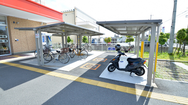 調剤薬局ツルハドラッグ南花屋敷店の駐輪場