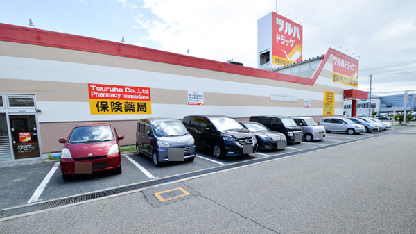 調剤薬局ツルハドラッグ宝塚末成店の駐車場