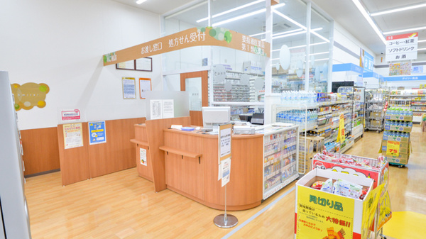 調剤薬局ツルハドラッグ宝塚末成店の受付/カウンター