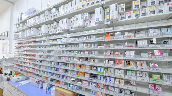 調剤薬局ツルハドラッグ宝塚末成店の薬棚